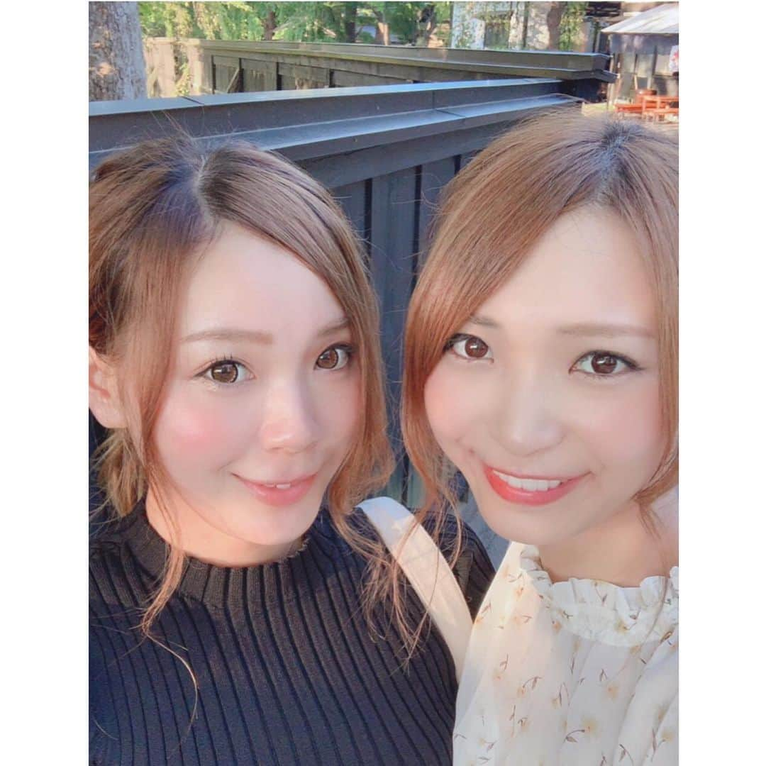 本間成美さんのインスタグラム写真 - (本間成美Instagram)「今日は家族で角館にいってきました☺️ 毎日この武家屋敷通りを通って学校に行っていました🏫懐かしいな💛 春には桜が満開でとても綺麗なんですよ〜🌸 #お盆休み #桜の名所#角館#武家屋敷 #仲良し姉妹#🙈」8月14日 0時27分 - narumi517