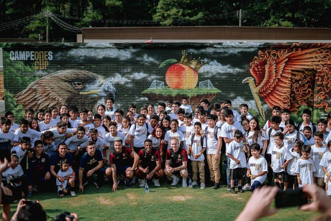 Major League Soccerさんのインスタグラム写真 - (Major League SoccerInstagram)「We're giving back to this year's @CampeonesCup host city! Ahead of the match, we partnered with @ligabbvamx, @atlutd and @clubamerica to refurbish a soccer space at Sequoya Middle School to benefit @thelaa youth mentorship and after school program. #SoccerForAll」8月14日 0時27分 - mls