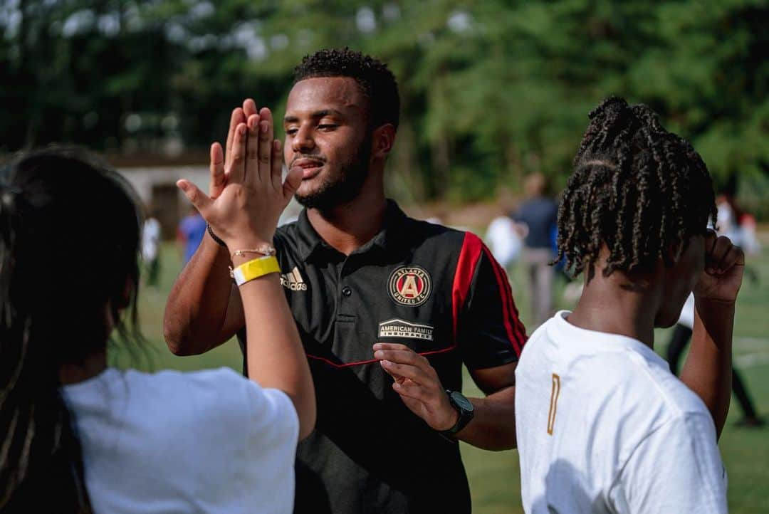 Major League Soccerさんのインスタグラム写真 - (Major League SoccerInstagram)「We're giving back to this year's @CampeonesCup host city! Ahead of the match, we partnered with @ligabbvamx, @atlutd and @clubamerica to refurbish a soccer space at Sequoya Middle School to benefit @thelaa youth mentorship and after school program. #SoccerForAll」8月14日 0時27分 - mls