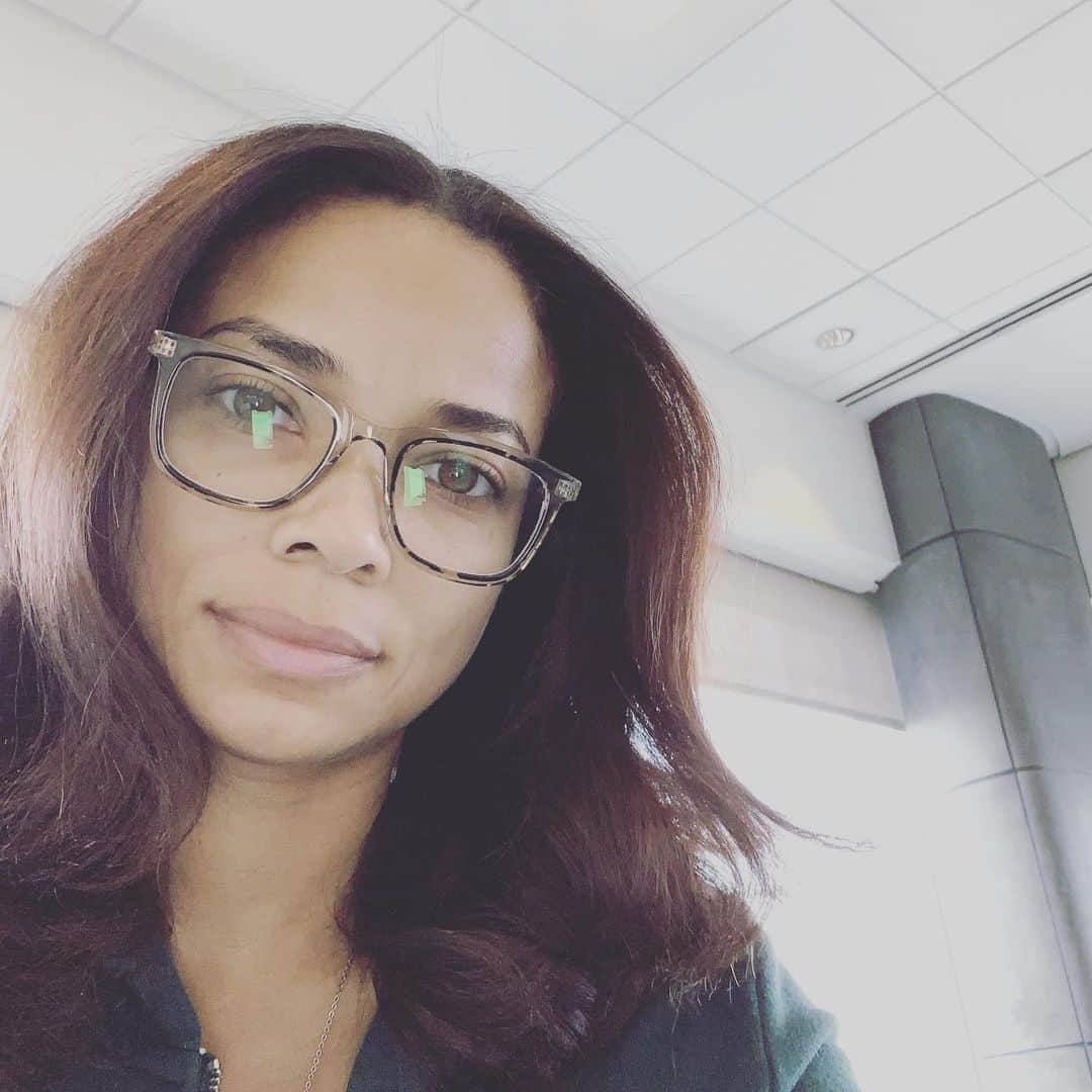 のインスタグラム：「Another day another airplane. I think I’ve taken 8 or night flights in the past 2 months. #working actress #thepurge #nolabound」