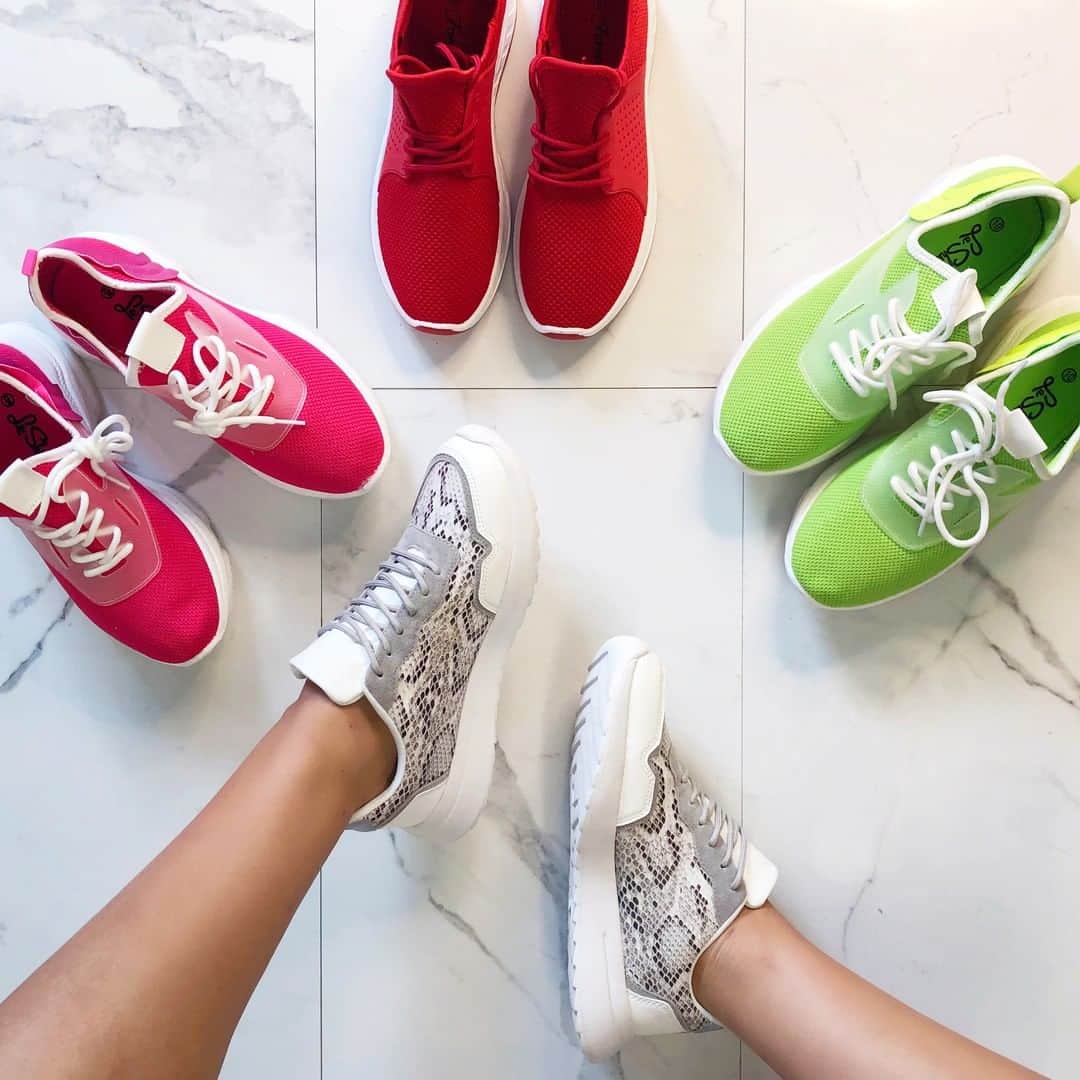 Charlotte Russeさんのインスタグラム写真 - (Charlotte RusseInstagram)「Fresh new kicks! Which color are you rocking?! 🐍💗❤️💚 🔎 "Snake Lace-Up Sneaker" 🔎 "Mesh Perspex Sneaker" 🔎 "Mesh Perforated Sneaker" #charlotterusse #TuesdayShoesday  #sneakers」8月14日 0時30分 - charlotterusse