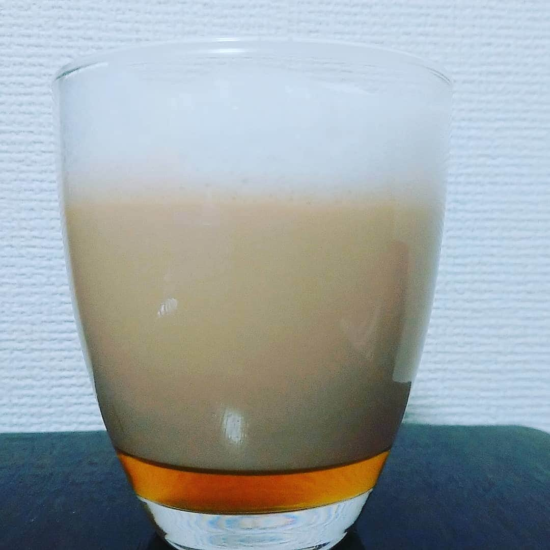 rhythmさんのインスタグラム写真 - (rhythmInstagram)「大人の階段のーぼるー🎶  #最近 #コーヒー #飲めるように #なった！  #苦いのは #まだ #苦手  #ハニーカフェコンレーチェ #はちみつ #カフェラテ  #三層 #本当は #四層 #失敗😂 #でも #おいしー  #コーヒーが似合う #大人になりたい  #親のグラス #拝借 😝  #お供に #クッキー  #新しい #アイシャドウ #発色 #良き  #女子高校生 #rhythm #pw_jto」8月13日 19時04分 - rhythm_pw_jto