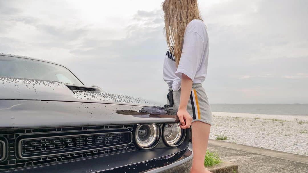 のインスタグラム：「車好き女子！171万再生のアメ車女子をユーチューバーに口説いてみたｗダッジチャレンジャー https://youtu.be/GgRpXshn6Fg」