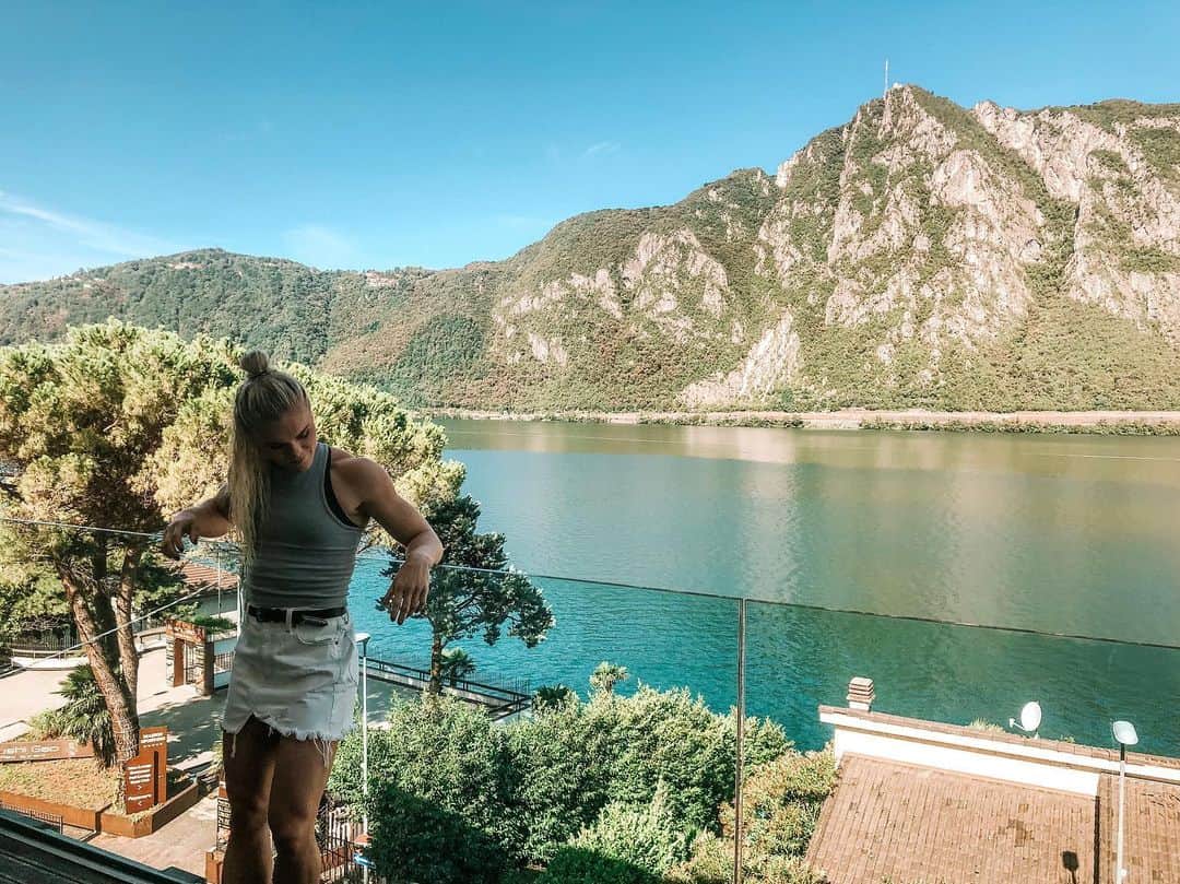 Katrin Tanja Davidsdottirさんのインスタグラム写真 - (Katrin Tanja DavidsdottirInstagram)「Been confused with whether I am in Italy or Switzerland but regardless, it’s BREATHTAKING here! Aaaahh - just wow. xxx」8月13日 19時07分 - katrintanja