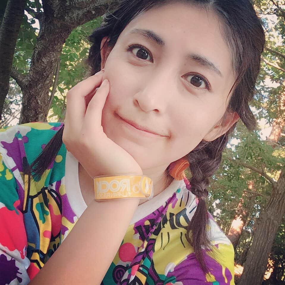長谷部瞳のインスタグラム：「先日 生まれて初めて フェスというものを 経験しました🎶  なんだこれは！！ 幸せ過ぎたぞ！！ #rockin #rockinjapan #rockinrio2019  #初フェス #野外フェス #お外で音楽最高」