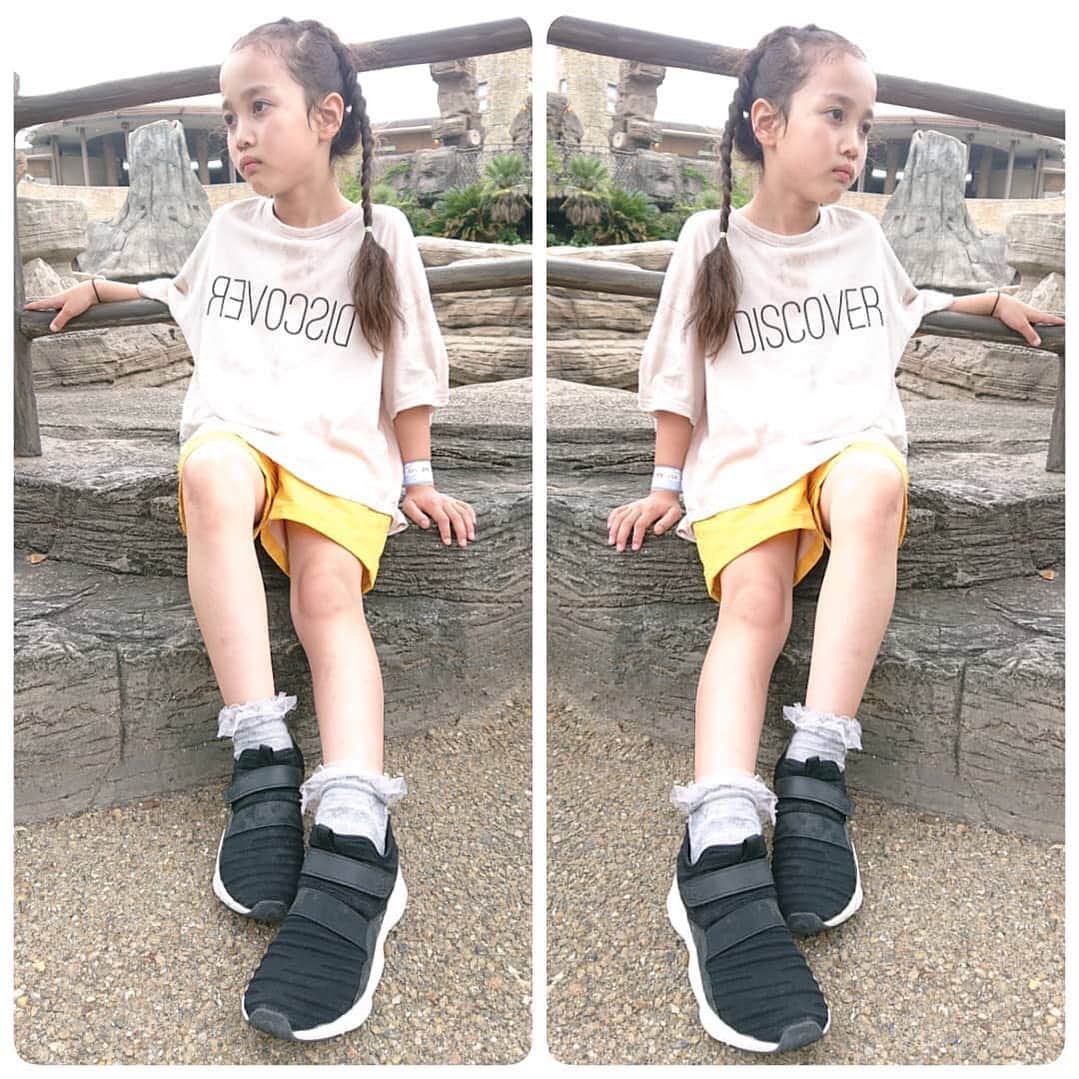瞬足（公式）さんのインスタグラム写真 - (瞬足（公式）Instagram)「.﻿ SLシリーズをかっこよく履いてくれました👟﻿ @smile.yuineさんのお写真より📷﻿ ﻿ おしゃれをしたいお子さまが、﻿ 好きなお洋服と合わせやすい﻿ シンプルなデザインです🌟﻿ ﻿ こちらは靴紐がなく、﻿ スッキリしたアッパーで足長効果も⭕️﻿ 脱ぎ履きがしやすいのも﻿ 靴選びの大切なポイントですね👌﻿ ﻿ ----------------------﻿ 昨日のゆいねさん…﻿ @syunsoku_official ﻿ の靴がお気に入り💗﻿ ﻿ お友達が履いてるのを見て﻿ 一目惚れしちゃいました🤩﻿ ﻿ お友達のように脚長効果出てるかな!?w﻿ ---------------------- ﻿ ﻿  #瞬足 #瞬足コーデ  #瞬足デビュー  #syunsoku  #シュンソク  #運動靴  #子供靴  #キッズシューズ  #キッズスニーカー  #スニーカー好き  #キッズ  #オシャレキッズ  #キッズコーデ  #ママカメラ  #ママライフ  #女の子コーデ  #小学生女子 #小学生女子コーデ #キッズコーデ女の子 #女の子ファッション  #スニーカー女子 #シンプル  #子供と暮らす  #子供のいる暮らし  #瞬足スニーカー  #黒スニーカー #おにゅーの靴  #おしゃれ  #育児日記  #インスタキッズ」8月13日 19時09分 - syunsoku_official