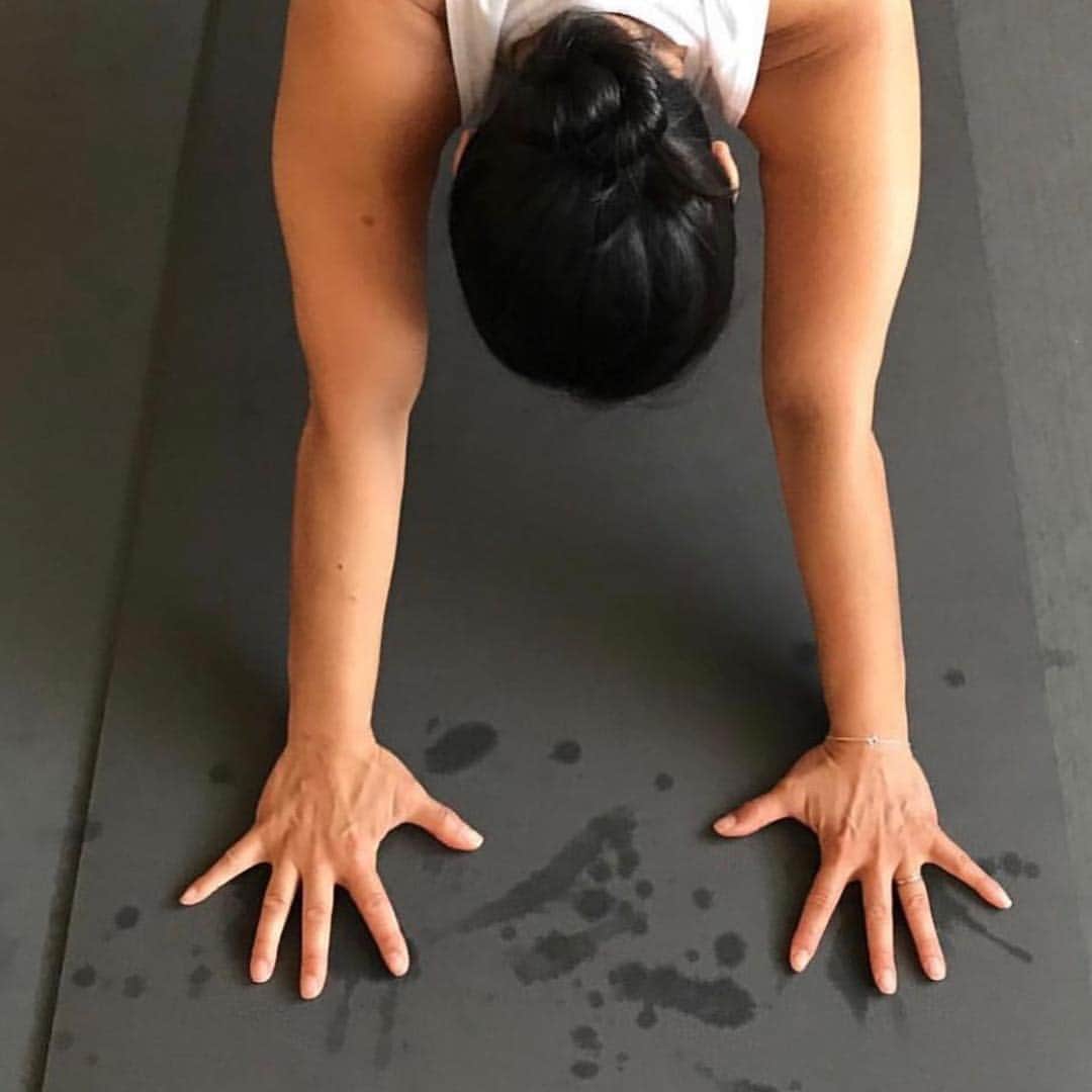 マンドゥカ 日本公式アカウントさんのインスタグラム写真 - (マンドゥカ 日本公式アカウントInstagram)「ヨガラグいらずのホットヨガマット。  濡れた状態と乾燥した状態どちらも、手に吸い付くよな感覚の高グリップ力のこの一枚。  一度使ったら忘れられない感覚があります。 . . . . #manduka #mat #grp #yoga #hotyoga」8月13日 19時12分 - manduka_japan
