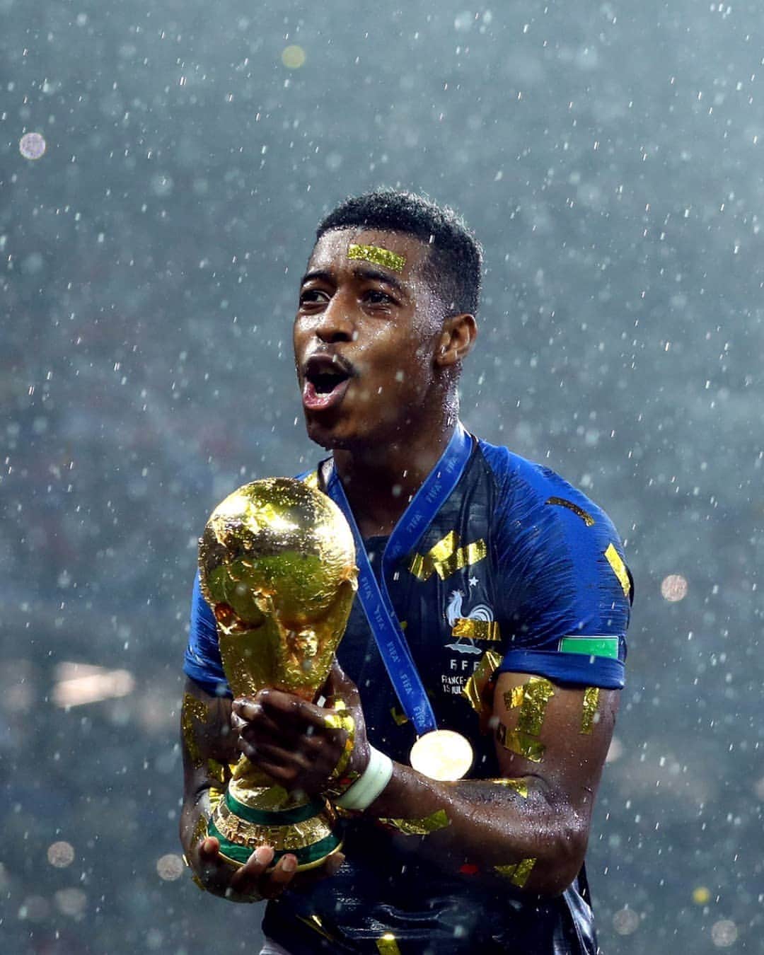 FIFAワールドカップさんのインスタグラム写真 - (FIFAワールドカップInstagram)「#HappyBirthday to 2018 FIFA #WorldCup winner @kimpembe3! 🇫🇷🎂🏆 #JoyeuxAnniversaire #Kimpembe #France #LesBleus」8月13日 19時14分 - fifaworldcup
