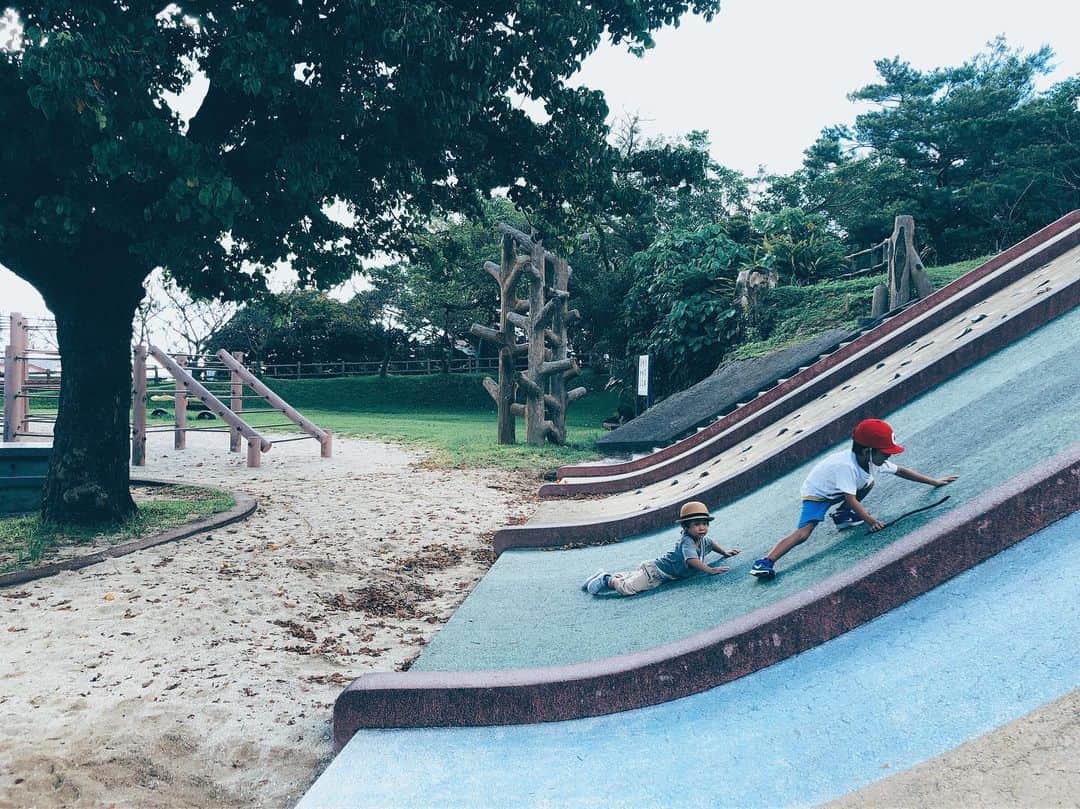 セソコマサユキのインスタグラム：「沖縄の公園には滑るともれなくズボンのお尻に穴があくコンクリートの滑り台があって、子どもが一緒に滑りたがるので困る。何着やってしまったことか、、、」
