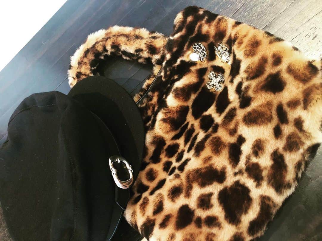 里美ゆりあのインスタグラム：「秋冬のNEWアイテム♡♡ #chromehearts #chromehearts22k #new #bag #cap #クロムハーツ」