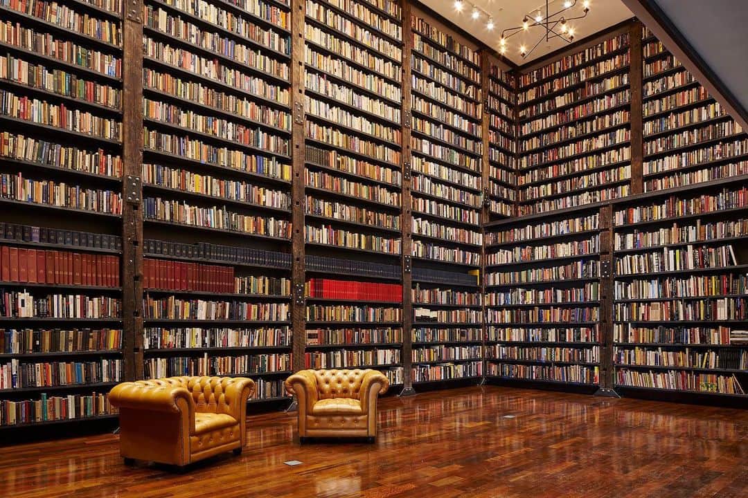 のインスタグラム：「"Theaster Gates: Assembly Hall" opens on September 5 at the Walker Art Center in Minneapolis. The exhibition will bring a number of Gates’s collections into a museum context for the first time. Learn more via the link in our bio! __________ #TheasterGates #WalkerArtCenter #Gagosian @walkerartcenter @theastergates (1, 2) Theaster Gates, "Stony Island Arts Bank," 2012– © Theaster Gates. Photo: Tom Harris」