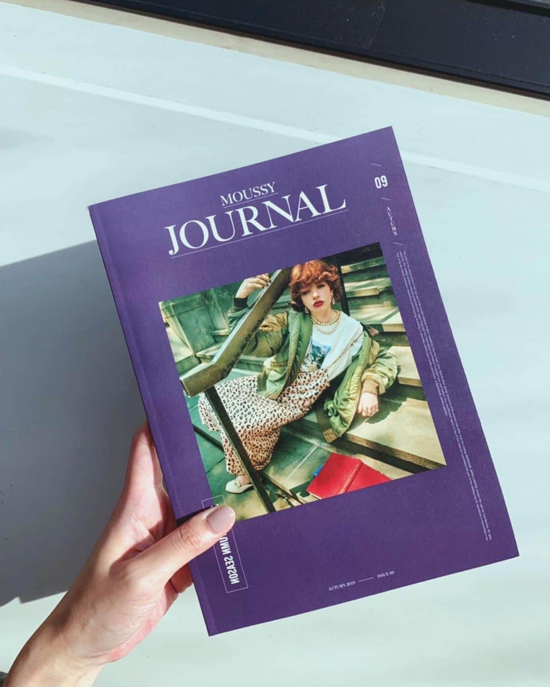 Shiho Sasakiのインスタグラム：「見応えたっぷりの MOUSSY JOURNAL09📚 もう見て頂けましたか？ 8/1〜先着で日本全国店舗にて配布中です✨ ブログにも詳細書きました🙆‍♀️ #MOUSSY#MOUSSYJOURNAL」