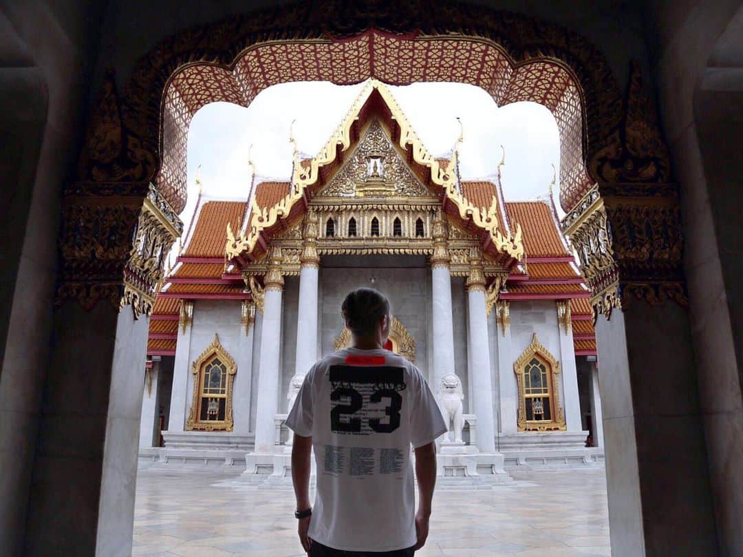 KENTOのインスタグラム：「𝐀𝐍𝐎𝐓𝐇𝐄𝐑 𝐃𝐄𝐒𝐓𝐈𝐍𝐀𝐓𝐈𝐎𝐍 #thailand #bangkok #thai #watbenchamabophit #pyrex #pyrexvision #virgilabloh #ootd #outfit #outfitoftheday #instafashion #streetfashion #streetstyle #streetwear #dj #djcityjapan #djlife #djtour #internationaldj #beepmmgmt #pioneerdj #sgartistsmanagement #axcell #weareaxcell」
