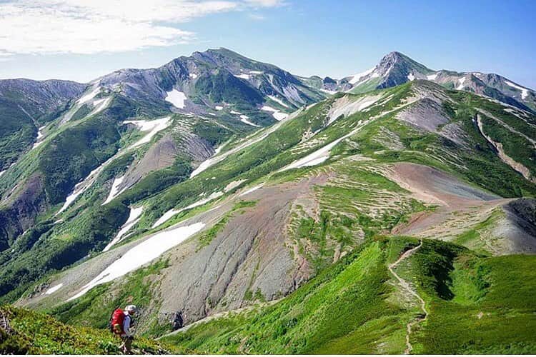 登山*トレッキング*アウトドア『.HYAKKEI』さんのインスタグラム写真 - (登山*トレッキング*アウトドア『.HYAKKEI』Instagram)「一度は歩いてみたい美しい稜線。ずっと眺めていられる一枚です。 ・ photo by @yuripepe1218 ・ ・ ・ ・ ・ ・ あなたの山の思い出picを#hyakkeime で投稿してください！みんなで素敵なお山ギャラリーをつくりましょー！﻿ ・﻿ ・﻿ ・﻿ #登山好きな人と繋がりたい #登山 #山登り #山歩き #山ガール #登山女子 #山ボーイ #山バカ #landscape #絶景 #日本の絶景 #as_archive #vsco #reco_ig #光と影 #広角 #青空 #sky #自然美 #北アルプス #稜線歩き #テント泊 #北アルプス #雪倉岳」8月13日 19時20分 - hyakkei_me