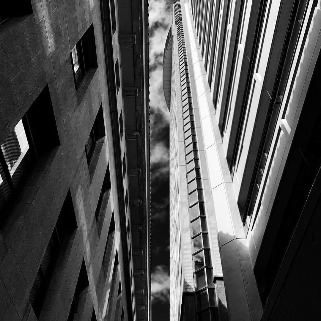 naotakeのインスタグラム：「青空 - A blue sky / iPhone XR + Snapseed, 20190814 . . . . bw10 #royalsnappingartists #infamous_family #rsa_main #infinity_photo_cult #2_fineart #jp_gallery #jp_gallery_bnw #trb_bnw #wp_bnw  #bnw_life #bnwlife_member #bnw_life_shots #bnw_captures #world_bnw #top_bnw #team_jp_ #team_jp_モノクロ #ig_energy_bw #ig_nihon #streetphotographybnw #igersjp #blackandwhite #bnw #bnwphoto #monochrome #bw #bnwphotography #ShotOniPhone #shotoniphoneXR」
