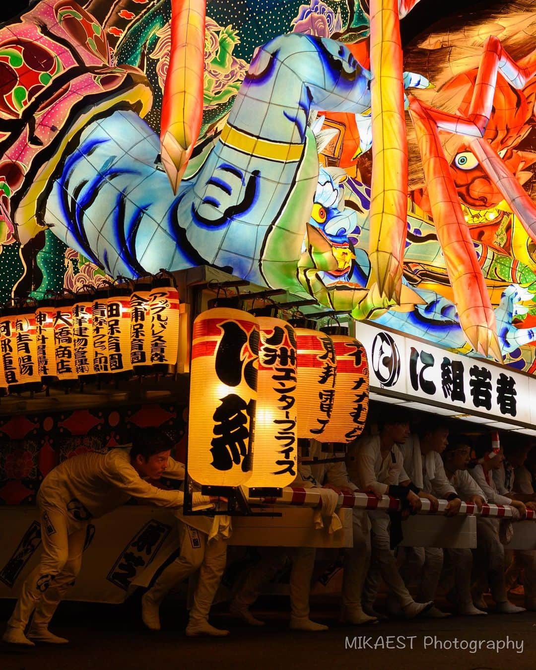 mikaestのインスタグラム：「Aomori Nebuta Festival 青森ねぶた . 青森ねぶたも初観覧。ラッセラーラッセラーという掛け声と共にハネトという踊り子が飛び跳ねて行く中、めちゃくちゃ大きなねぶたが運行され目の前までやってくる迫力が凄いっ!!! . 絵師の人により創られるねぶたの絵もそれぞれ個性溢れています。ちなみに弘前や五所川原のねぶたの形状は青森のと全然違いますし、ねぶたも奥が深い…🤔 . それと、ねぶたって、この写真のように人手で押したり上げ下げしたり回転したりしているのを初めて知りました!!それに感動して、この写真はねぶたを斜めから撮っているのでねぶたの正面が写っていませんがご容赦くださいw . この #に組 #東芝 のねぶたは賞を獲っていました㊗️ . 東北のお祭り、ハマりますよ🙆‍♀️ . Nikon Z6 . #青森ねぶた #行くぜ東北 #夏の東北インスタキャンペーン #funfindtohoku #青森 #TandDフォトコンテスト2019 #try #いきいきフォトコンテスト2019」