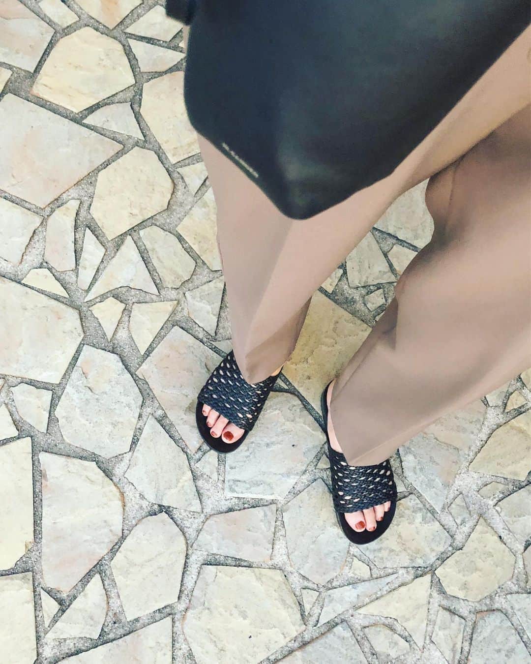 のインスタグラム：「素足でセミを踏んでしまい悲鳴を上げてしまいましたとほほ（セミちゃんは飛んでったよ そんな日のお出かけ時に履いていた新入りあみあみサンダル。 とっても軽くて履きやすくてとにかくかわいさを伝えたい。  #JILSANDER #私の相棒 #sandals」
