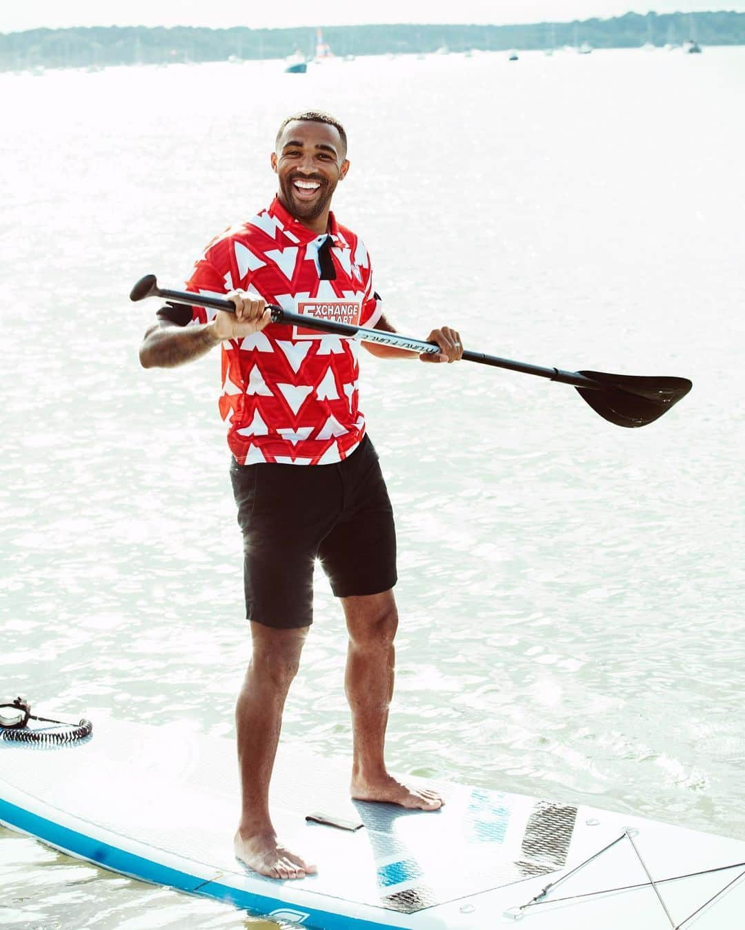 AFCボーンマスさんのインスタグラム写真 - (AFCボーンマスInstagram)「If you’ve ever wanted to see @callumwilson paddleboarding in a retro Bournemouth shirt, you’re in luck 😅 #afcb 🍒」8月13日 19時36分 - afcb