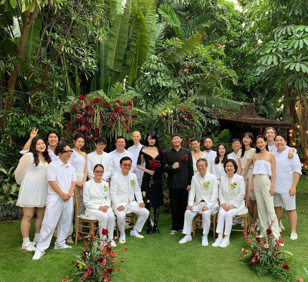 チョン・ソヒョンさんのインスタグラム写真 - (チョン・ソヒョンInstagram)「2019.08.13 in Bali #사랑이시의형태가되기까지  소라와 코베의 결혼식.  너무 이쁜 신부와 멋진 신랑 그리고 그의 멋진 친구들 가족들과 함께.」8月13日 19時31分 - cochon_j