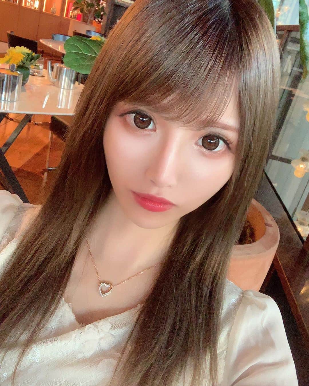 のインスタグラム：「だいたいこうゆう弄れた笑い方してる笑  何故普通に笑えないのか（笑）  ふっ( ⌯᷄௰⌯᷅ )笑  #銀座#ストレートヘア #ナチュラルメイク」