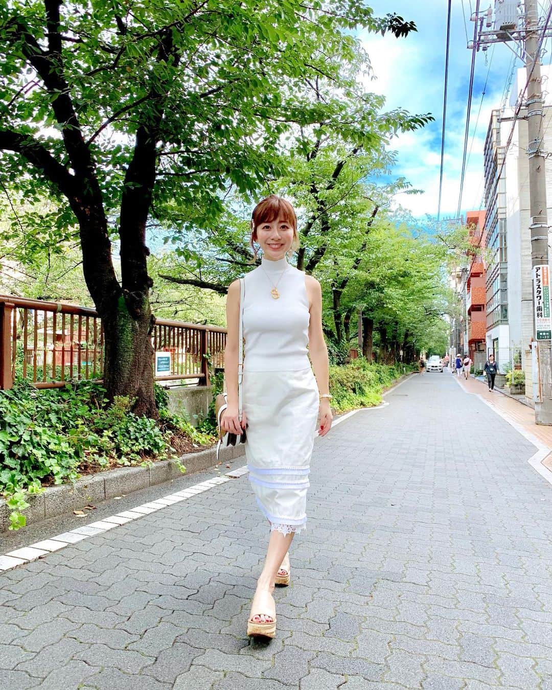 のインスタグラム：「・ 横浜デートをしようと電車に乗り 中目黒のラーメンやさんに惹かれて 電車を躊躇なく降りた私たち😂 帰ってきてお昼寝をして 気付いたら夜🌝笑 あっという間にお盆休みが終わりますな🤣🌻 横浜デートの程のお洋服は真っ白に❤️ 全とろ麻婆麺をこぼさなくて良かった🥺🍜w #coordinate tops#zara @zara  skirw#chesty @chestystyle_official  bag#louisvuitton @louisvuitton  shoes#chloe @chloe  necklace#celine @celine  #sサイズコーデ  #153cmコーデ #おちびコーデ #おちびの輪 #デートコーデ #中目黒」
