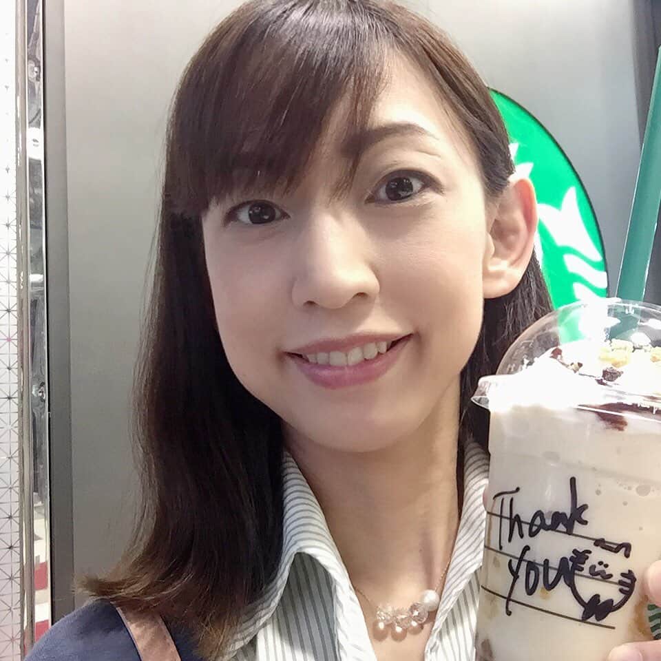 田井弘子さんのインスタグラム写真 - (田井弘子Instagram)「すこーしイメチェン。髪ストレートにしました。外ハネにしてるから、いまいちわかんないけど(⌒-⌒; ) #スタバ  #キャラメルスモアフラペチーノ」8月13日 19時47分 - hirokotai