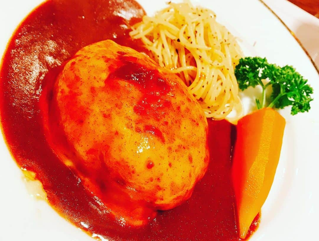 唯月ふうかさんのインスタグラム写真 - (唯月ふうかInstagram)「博多で食べた美味しいものたち( •̤ᴗ•̤ ) 食べ物が光ってる🥺 幸せ、、♡ #パンケーキ #お肉 #ステーキ #すき焼き #エビ #ハンバーグ #水炊き #韓国風もつ鍋 #うなぎ #お肉ばっかり 笑」8月13日 19時47分 - fuka_yuduki