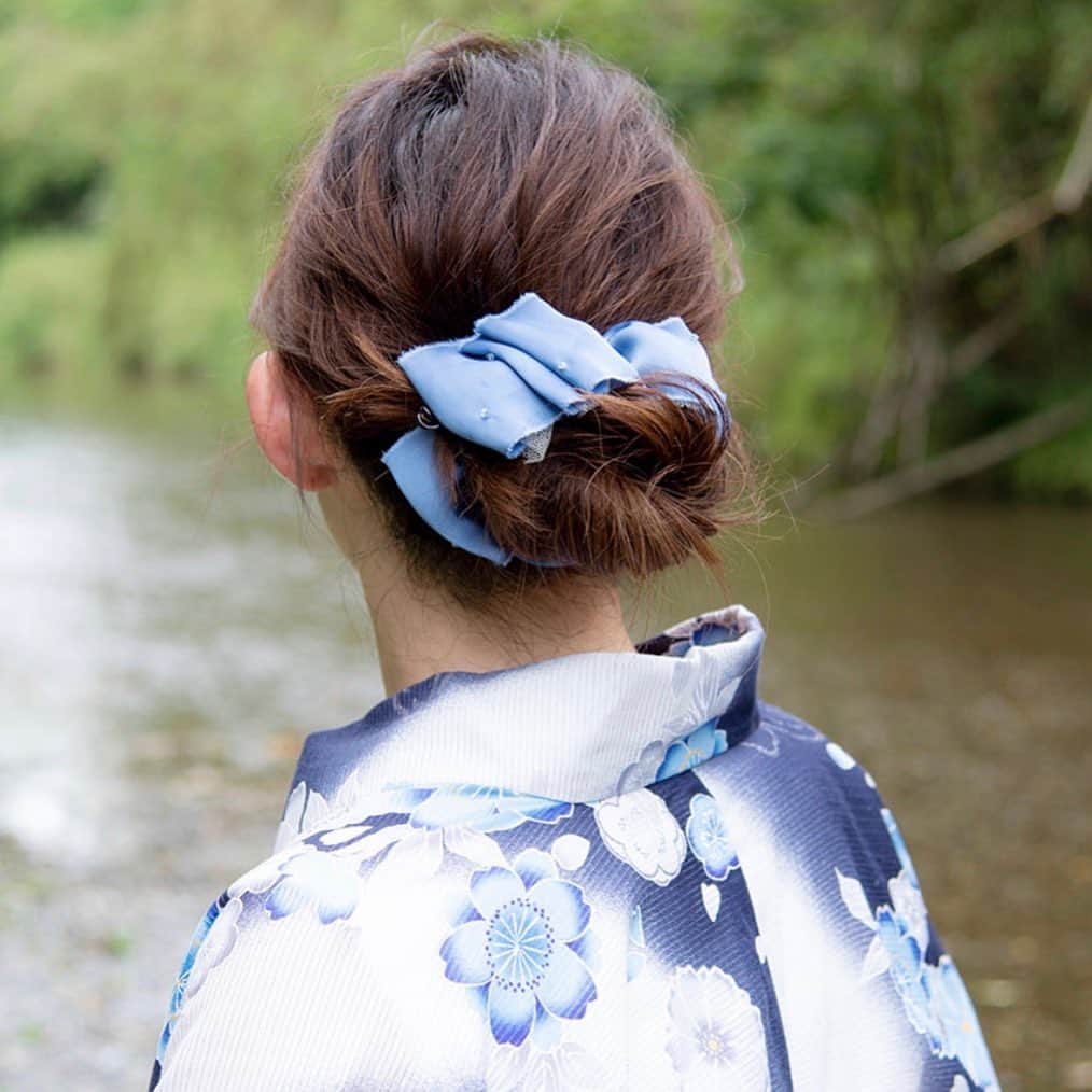 のインスタグラム：「夏祭りのヘアアレンジに困ったら💦 浴衣のカラーに合わせたバナナクリップでささっとまとめるだけで、アンニュイな雰囲気に☺️💓 ・ お盆期間も発送しております🍉 ・ @angebloom_official  #angebloom #アンジェブルーム #ヘアアレンジ#簡単ヘアアレンジ #バナナクリップ#プレゼント#誕生日#誕生日プレゼント#オフィススタイル#ママカジュアル#大人可愛い#パーティースタイル#結婚式コーデ#結婚式#女子会#プチプラ#hairarrange #hairaccessories #hairstyle #hairstyles #giftideas #madeinjapan#浴衣#浴衣ヘアアレンジ #浴衣ヘア #お祭り #お祭りヘアー」