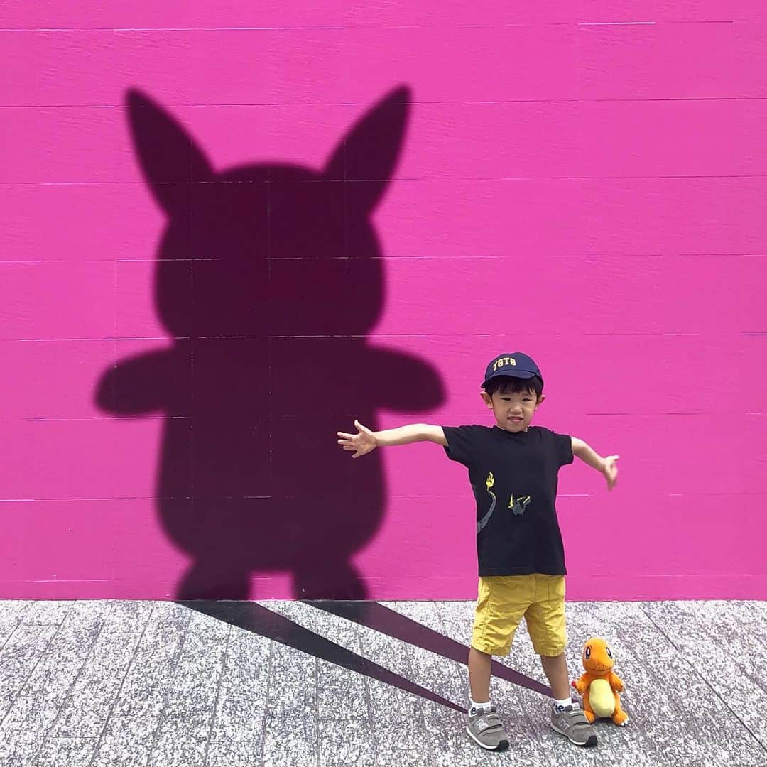 のインスタグラム：「★★★ カイくん #ポケジェニック  #pokegenic  3枚目の裏方サラ😂 （率先してやってあげてたw) ⁑ #サラミラカイ#末っ子長男#ポケモン#pokemon#男の子#年中#もうすぐ5歳#横浜#みなとみらい#夏休み#kids#boy#ママライフ#ママカメラ」
