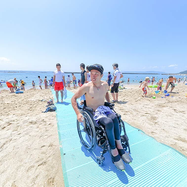 soarさんのインスタグラム写真 - (soarInstagram)「足元が不安定な砂浜に平面な道をつくり、車椅子でも砂浜を通ることを可能にするビーチマット。これにより須磨海岸では「ユニバーサルビーチ」を実現させています🏖 下半身麻痺で車いす生活を余儀なくされてしまったけれど、決して歩くことを諦めなかった木戸俊介さん。そして、日本で唯一の車いすライフセイバーである古中信也さんのお二人の出会いからはじまった今回のプロジェクトの、実現までの過程や思いについてお聞きしました🐚 ・ ・ 「日本初の車椅子でも海が楽しめる『ユニバーサルビーチ』が神戸・須磨海岸に！市民が協力して実現させたビーチマットプロジェクト」 https://soar-world.com/2017/10/06/suma-universalbeach/ ・ ・ 「soar(ソアー)」は、人の持つ可能性が広がる瞬間を捉え、伝えていくメディアです🕊✨☘ https://soar-world.com/ ・ ・ #soar_world #バリアフリー #ユニバーサルデザイン #車椅子 #夏 #海 #ビーチ #須磨海水浴場 #神戸 #ビーチマット #砂浜 #ヒッポキャンプ #海水浴場 #海水浴 #ライフセーバー #海の家 #看護師 #クラウドファンディング  #プール #髄膜炎 #水頭症 #てんかん #脊髄損傷 #下半身麻痺」8月13日 19時50分 - soar_world