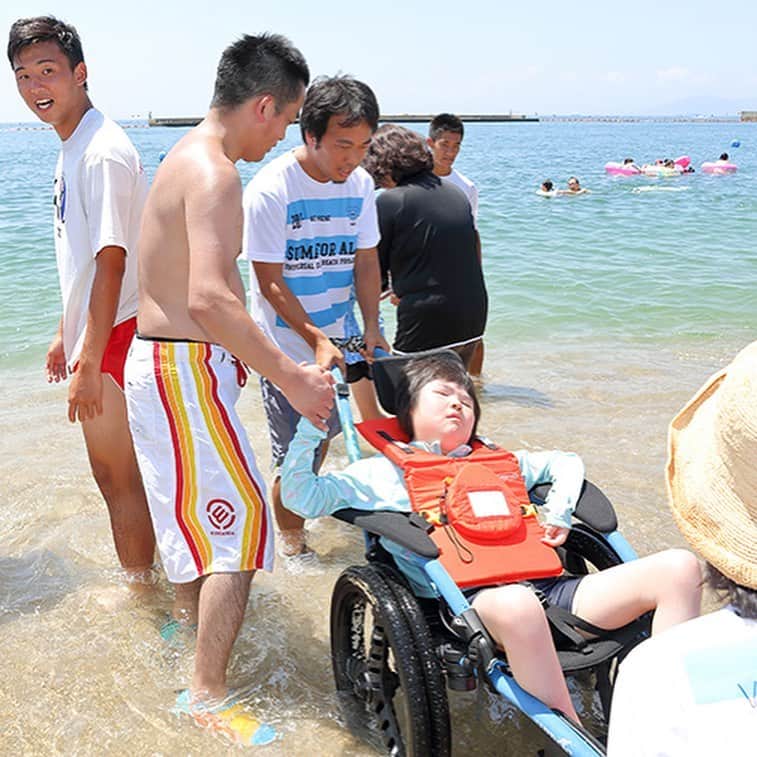 soarさんのインスタグラム写真 - (soarInstagram)「足元が不安定な砂浜に平面な道をつくり、車椅子でも砂浜を通ることを可能にするビーチマット。これにより須磨海岸では「ユニバーサルビーチ」を実現させています🏖 下半身麻痺で車いす生活を余儀なくされてしまったけれど、決して歩くことを諦めなかった木戸俊介さん。そして、日本で唯一の車いすライフセイバーである古中信也さんのお二人の出会いからはじまった今回のプロジェクトの、実現までの過程や思いについてお聞きしました🐚 ・ ・ 「日本初の車椅子でも海が楽しめる『ユニバーサルビーチ』が神戸・須磨海岸に！市民が協力して実現させたビーチマットプロジェクト」 https://soar-world.com/2017/10/06/suma-universalbeach/ ・ ・ 「soar(ソアー)」は、人の持つ可能性が広がる瞬間を捉え、伝えていくメディアです🕊✨☘ https://soar-world.com/ ・ ・ #soar_world #バリアフリー #ユニバーサルデザイン #車椅子 #夏 #海 #ビーチ #須磨海水浴場 #神戸 #ビーチマット #砂浜 #ヒッポキャンプ #海水浴場 #海水浴 #ライフセーバー #海の家 #看護師 #クラウドファンディング  #プール #髄膜炎 #水頭症 #てんかん #脊髄損傷 #下半身麻痺」8月13日 19時50分 - soar_world
