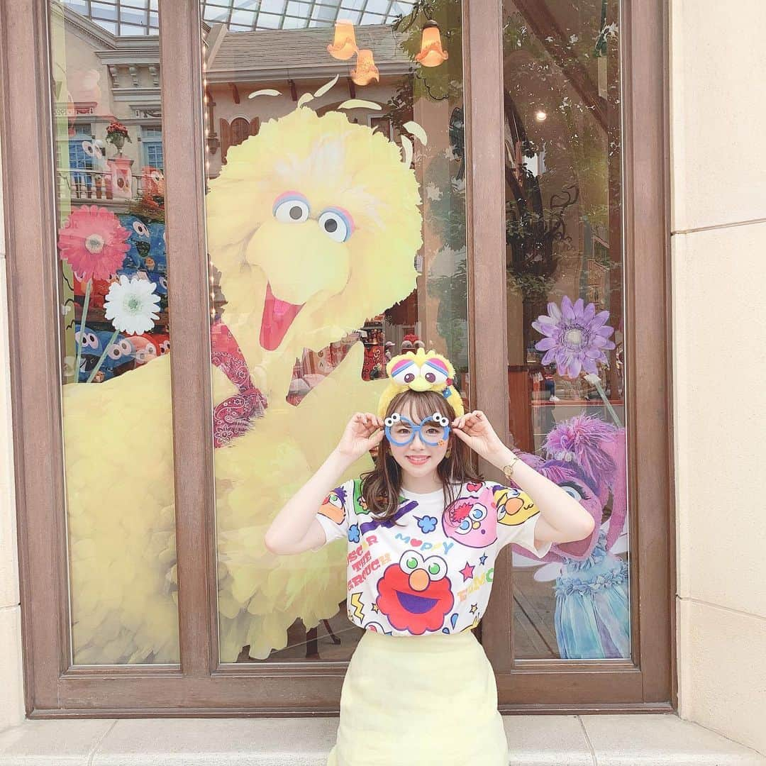 SHIHORINさんのインスタグラム写真 - (SHIHORINInstagram)「🐥💛﻿ ﻿ ビッグバード発見😆💛﻿ ﻿ ﻿ スカートもレモンイエローカラー🍋合わせにしたんだ💭﻿ 見えてないけどピアスも🍋 @liquem.tokyo の﻿ レモンちゃんつけてた🐥🍋💛﻿ ﻿ 💆‍♀️﻿ @qpu_kogao  #usj#universalstudiosjapan#universalstudios#osaka#osakatrip#sesamestreet#bigbird#abbycadabby#cookiemonster#frayid#liquem#大阪旅行#ユニバ #ユニバーサルスタジオ#ユニバーサルスタジオジャパン #セサミストリート #セサミストリートコーデ #ユニバコーデ #エルモ #クッキーモンスター#ビッグバード#ビッグバードコーデ#アビーちゃん隠してごめんね#🐥﻿」8月13日 20時02分 - shihoriiin49