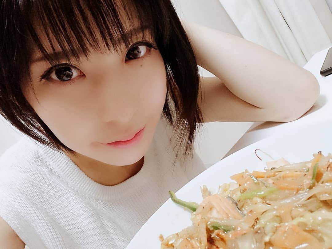 のインスタグラム：「ちょうど #一年前 だよ。 髪短いと #幼い ？ 女性だとロングが好きかショートが好きか、こればっかりは好みだー。  #ショートヘア  #ショートボブ  #過去画像 #髪伸びた  #黒髪」