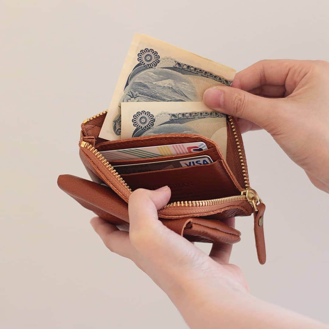 CLEDRAN_JAPANさんのインスタグラム写真 - (CLEDRAN_JAPANInstagram)「新作財布のご紹介  NOTRE SMALL WALLET 手のひらに収まるコンパクトサイズのお財布が登場。  小さくても機能性は抜群です。  L字ファスナーを開けると、カードポケットが4ヶ所と紙幣収納スペースが2ヶ所。  小銭入れはお財布前面に独立して配置しているので、容量もたっぷりで出し入れも楽ちん。お財布の形が崩れる心配も少ないです。  サブ財布としてはもちろん、メイン財布としても十分使える一品。  小さめバッグや旅行の時にも活躍してくれること間違いなしです。 . --------------------------- ＼豊富な写真で詳しくチェック！／ CLEDRAN online store @cledran_japan　プロフィールページ URL>LADIES>ONLINESTORE . ＼来て見て触って確かめられる／ CLEDRAN shop list 大阪本店 @cledran_osaka 東京店 @cledran_tokyo 名古屋ラシック店 @cledran_lachic . *各実店舗、オンラインストアで在庫状況は異なります。 気になる商品はお店に足を運ぶ前に電話で確認するのがオススメ。 商品によってはお取り寄せやお取り置きも承っています。 -------------------------- . #cledran#クレドラン#Cledran_japan#日本製#madeinjapan#wallet#smallwallet#compactwallet#leatherwallet#コンパクト財布#革#lether#ショルダーバッグ#革小物#旅行財布#shoulderbag#travelwallet」8月13日 19時58分 - cledran_japan