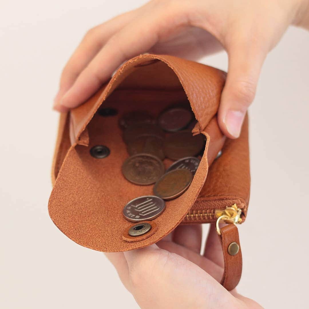 CLEDRAN_JAPANさんのインスタグラム写真 - (CLEDRAN_JAPANInstagram)「新作財布のご紹介  NOTRE SMALL WALLET 手のひらに収まるコンパクトサイズのお財布が登場。  小さくても機能性は抜群です。  L字ファスナーを開けると、カードポケットが4ヶ所と紙幣収納スペースが2ヶ所。  小銭入れはお財布前面に独立して配置しているので、容量もたっぷりで出し入れも楽ちん。お財布の形が崩れる心配も少ないです。  サブ財布としてはもちろん、メイン財布としても十分使える一品。  小さめバッグや旅行の時にも活躍してくれること間違いなしです。 . --------------------------- ＼豊富な写真で詳しくチェック！／ CLEDRAN online store @cledran_japan　プロフィールページ URL>LADIES>ONLINESTORE . ＼来て見て触って確かめられる／ CLEDRAN shop list 大阪本店 @cledran_osaka 東京店 @cledran_tokyo 名古屋ラシック店 @cledran_lachic . *各実店舗、オンラインストアで在庫状況は異なります。 気になる商品はお店に足を運ぶ前に電話で確認するのがオススメ。 商品によってはお取り寄せやお取り置きも承っています。 -------------------------- . #cledran#クレドラン#Cledran_japan#日本製#madeinjapan#wallet#smallwallet#compactwallet#leatherwallet#コンパクト財布#革#lether#ショルダーバッグ#革小物#旅行財布#shoulderbag#travelwallet」8月13日 19時58分 - cledran_japan