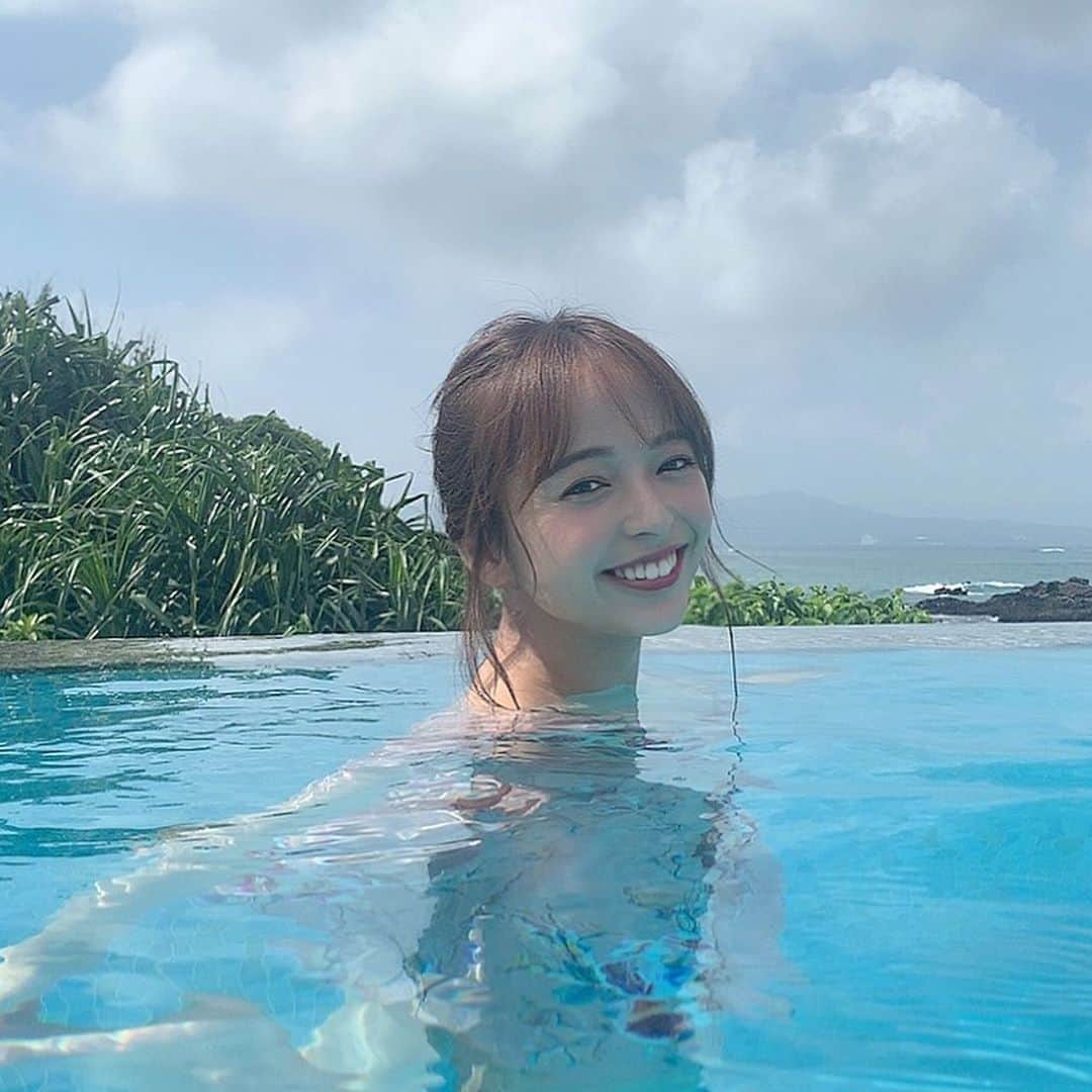 黒口那津のインスタグラム：「お盆楽しんでますか〜？？✨ 海よりプールがすき！ みんなはどっち派かな〜？😚🌊 沖縄の水納島でバナナボートに乗せてもらった時は振り落とされすぎてむち打ちになったよ〜🤣最新話ぜひみてみて！痛すぎたけど楽しいが勝つ💕」