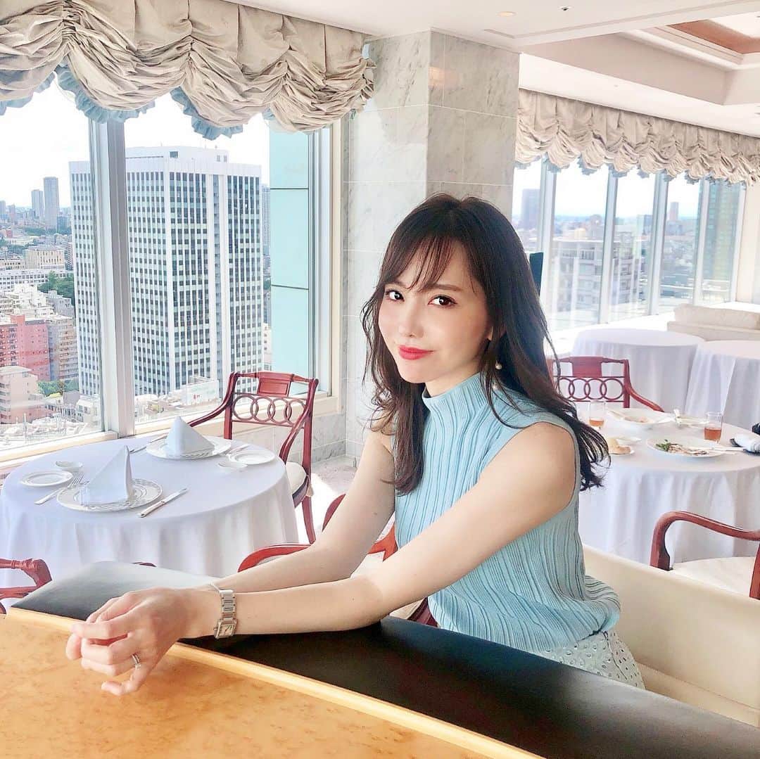 のインスタグラム：「お盆ですねー🍆 ストーリーが帰省のお知らせで溢れてますが、みんなゆっくり過ごしてるのかなー！  そんな私はお盆中ずっとお仕事なのでまだ東京におります🍪 今日は唯一のお休みだったので プリンスパークタワーでランチ🍴 ステキな景色と美味しい食事に感動して😭 いい日を過ごしました♡ 明日からまた頑張るぞー❤️🥺 #theprinceparktowertokyo #ザプリンスパークタワー東京 #ランチ#休日#ホテルランチ#selfie」