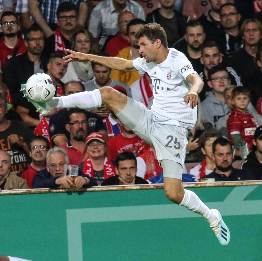 トーマス・ミュラーさんのインスタグラム写真 - (トーマス・ミュラーInstagram)「First step to Berlin ✔️ 3:1  @dfb_pokal win against Energie Cottbus ⚽️ #fcbayern #esmuellert #fcefcb #packmas #thomasmüller」8月13日 20時02分 - esmuellert