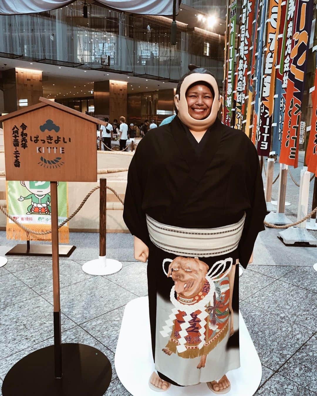 クロさんのインスタグラム写真 - (クロInstagram)「お相撲さんて、なんだか可愛い🥺🙏🏽✨✨ 前回も足を運んだ東京駅 "KITTE" で行われている大相撲の展示へお邪魔してきたよ☺️ お相撲さんの手足の等身大の銅像や、お相撲さんが1度で食べる食事の量が展示されていたり、たまらない顔ハメお相撲さんがいたり、、楽しい展示が盛りだくさんでした🥺👏🏽 25日には本物のお相撲さんが来て相撲するんだって🤭こんな近くで！？迫力満点‼️ お土産を見るのもとーっても楽しくて、ユルかわお相撲さんファイル購入しちゃいました💕. . #KITTE #はっきよいKITTE #相撲」8月13日 20時06分 - kuro_risa