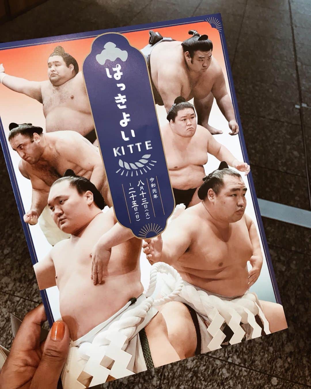 クロさんのインスタグラム写真 - (クロInstagram)「お相撲さんて、なんだか可愛い🥺🙏🏽✨✨ 前回も足を運んだ東京駅 "KITTE" で行われている大相撲の展示へお邪魔してきたよ☺️ お相撲さんの手足の等身大の銅像や、お相撲さんが1度で食べる食事の量が展示されていたり、たまらない顔ハメお相撲さんがいたり、、楽しい展示が盛りだくさんでした🥺👏🏽 25日には本物のお相撲さんが来て相撲するんだって🤭こんな近くで！？迫力満点‼️ お土産を見るのもとーっても楽しくて、ユルかわお相撲さんファイル購入しちゃいました💕. . #KITTE #はっきよいKITTE #相撲」8月13日 20時06分 - kuro_risa