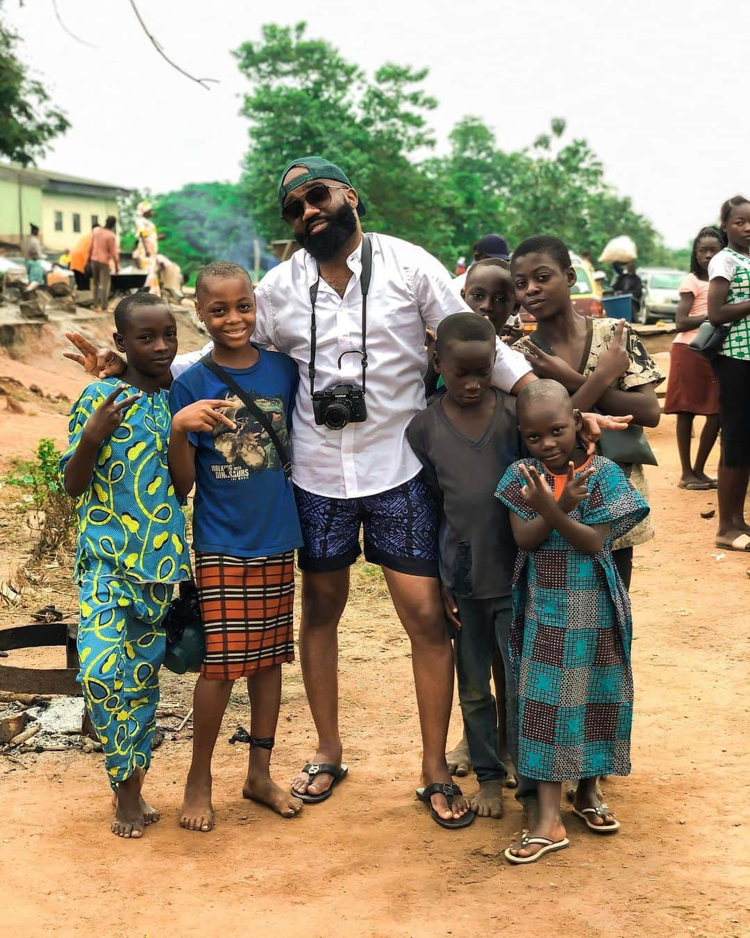 ノーブル・イグウェさんのインスタグラム写真 - (ノーブル・イグウェInstagram)「SMILE  Because you matter and your feedback is important to me, I want you to say a prayer for me and wish me all the best as I start the 2019 @maltina 1000 Smile with Noble campaign. I’m already on the way but had to stop over to eat corn. These are my new friends in Ijebu and it was surprising to see two of them speaking Igbo. Friend 1. Oga eji photo ga America. Friend 2. Ezi okwu ? Friend 1. Juo ya  Tell me where you want me to visit but just so you know, I’m going to Calabar this year. Thank you so much @maltina  #style #maltina1000smileswithnoble #stylevitae #photography」8月13日 20時16分 - noble_igwe