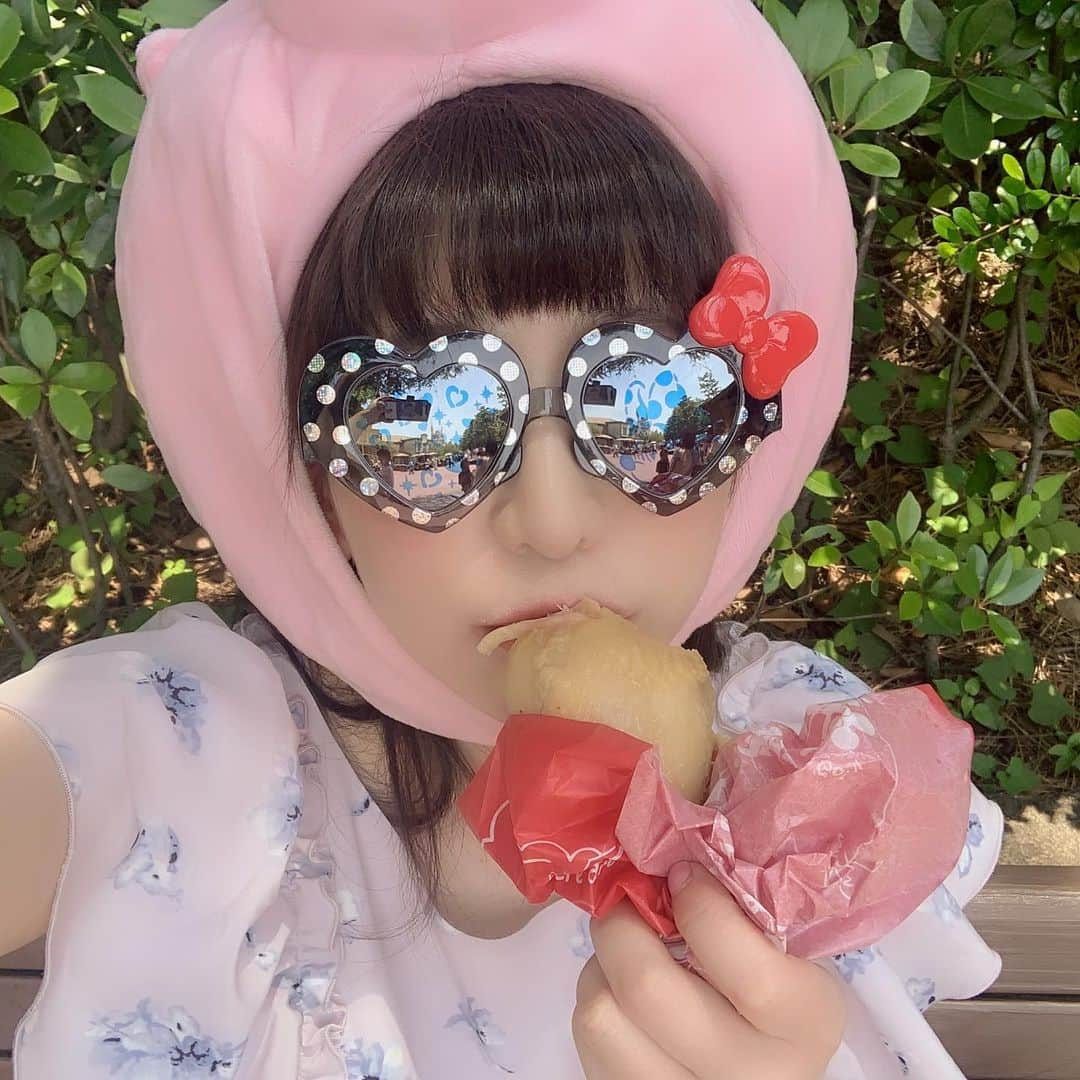 もえのあずきさんのインスタグラム写真 - (もえのあずきInstagram)「AINYANTUBEで食べたチキン🤤💓 @areeam_official のワンピ可愛い☺️💕 #AINYANTUBE#あいにゃん#ディズニー#Disneyland#ディズニーグルメ#ディズニーチキン」8月13日 20時17分 - moeazukitty