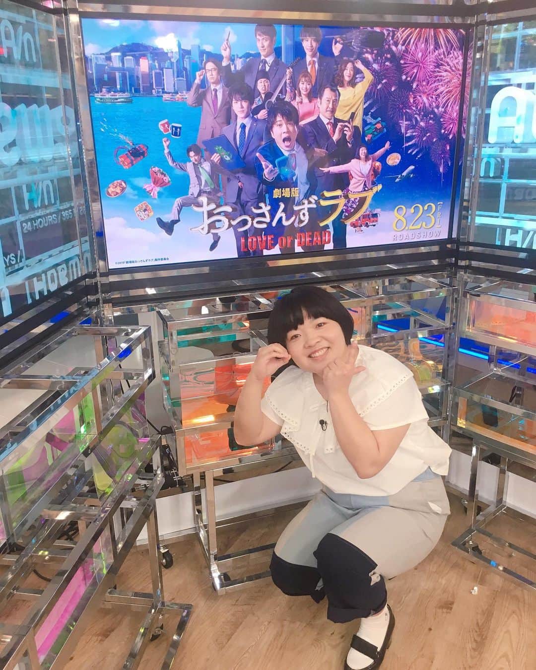 おかずクラブのインスタグラム：「#おっさんずラブがとまらない 👚👗👠 こんばんは🌛 スタイリストです！ みなさん観ていただけました？ AbemaTV での生中継！ 楪望さんと一緒に #おっさんずラブフェス を生中継しておりました！ ゆいPさんもツイートしてましたが、オカリナさんが凄く喋ってましたね！！ おっさんずラブに関しては、いつものオカリナさんではないのです！！ 終わった後も、とてもご機嫌でした！ オカリナさんが撮影してたスタジオの外にもたくさんのOL民の方々が来て下さっておりました！！ ガラス越しでしたが、オカリナさんと心通わせておりました！！ みなさんが持ってるグッズを見て、あれ買わなきゃ！とか言いながら、声が聞こえないので、手書きのメモで会話しておりました！笑 #おっさんずラブがとまらない もツイッタートレンド1位になり、映画公開に向けてガンガン盛り上がってますね！ ゆいPさんも出てますし、スタイリストももちろんおっさんずラブファンなので、映画楽しみです！ 1回はオカリナさんと行こうと思います！ 民達よ！もっともっと盛り上げていきましょう！！！ オカリナ⭕️ 白ブラウス&ブルー切り替えパンツ👉merlot @merlotcamp  その他👉スタイリスト私物  #おっさんずラブ #OL民 #おっさんずラブフェス #おっさんずラブがとまらない #8月23日公開 #loveordead」