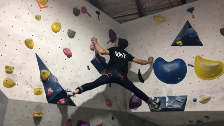 ハキム・カスバンのインスタグラム：「⁣⁣ Black tag (v8/9 & upwards)⁣⁣ ⁣⁣ Balancing the feasting with some climbing, just sampling some of the routes in the gyms here. This one’s from the Northcote branch of @northsideboulders⁣⁣ ⁣⁣ Finally in a place cold enough to climb in @heavy.japan denim and really loving them. Go to for trips for sure.⁣⁣ ⁣⁣ @ansonyu00 @someonewhoisntme thanks for the vid and the psych!!⁣⁣ ⁣⁣ #heavyjapan #tokyopowder #climbing #bouldering #climbinglife #streetwear」