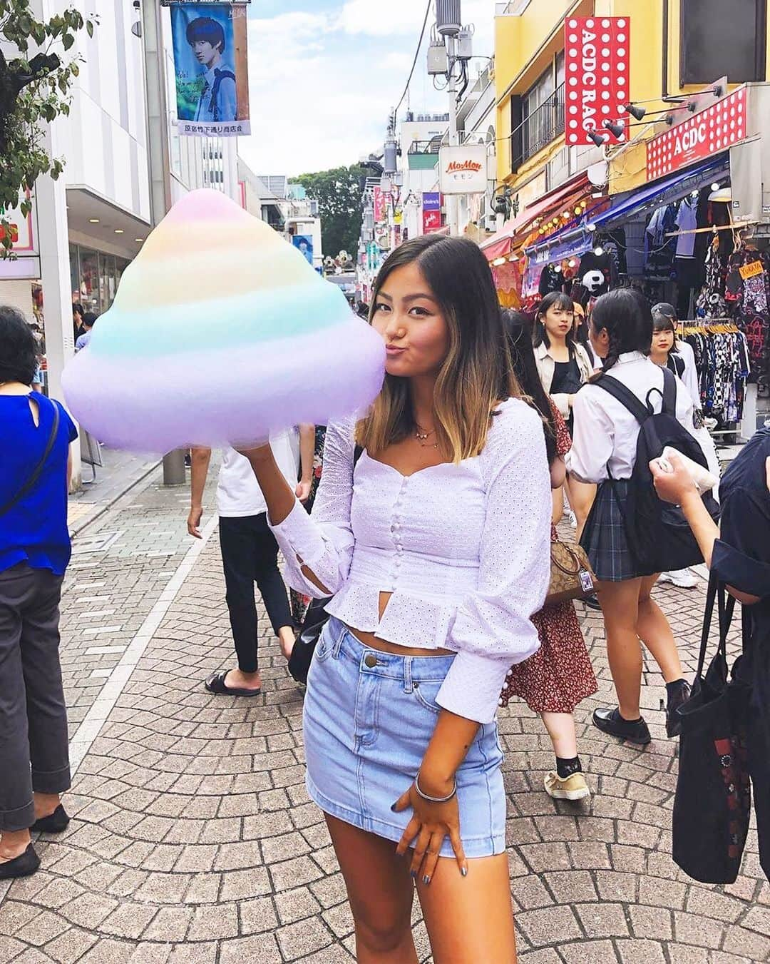 TOTTI CANDY FACTORYのインスタグラム：「🌈😘 Thank you for coming! ご来店ありがとうございます😍 Photo by: @jiinly #repost  #totticandy  #totticandyfactory  #rainbowcottoncandy #tokyo #harajuku #instagood」