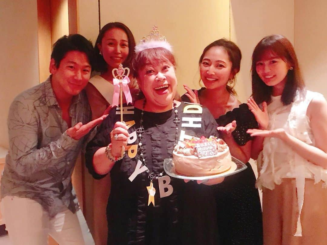 木南清香さんのインスタグラム写真 - (木南清香Instagram)「🎂 ・ ・ 博多で、少し遅れての #森公美子 さんの#還暦祝い を🎂 魔法のスティックをものすごく喜んでくださって その可愛い姿に私たちは笑顔が止まらず🤣 楽しすぎる夜でした❣️ ・ 還暦の『赤色』を取り入れて みんなで赤いリボンの帽子をプレゼント👒 博多でも沢山被ってくださっていました😍 #🎂 #happybirthday #誕生日会 ・ #小野田龍之介#華花#生田絵梨花#木南清香」8月13日 20時28分 - kinami_sayaka