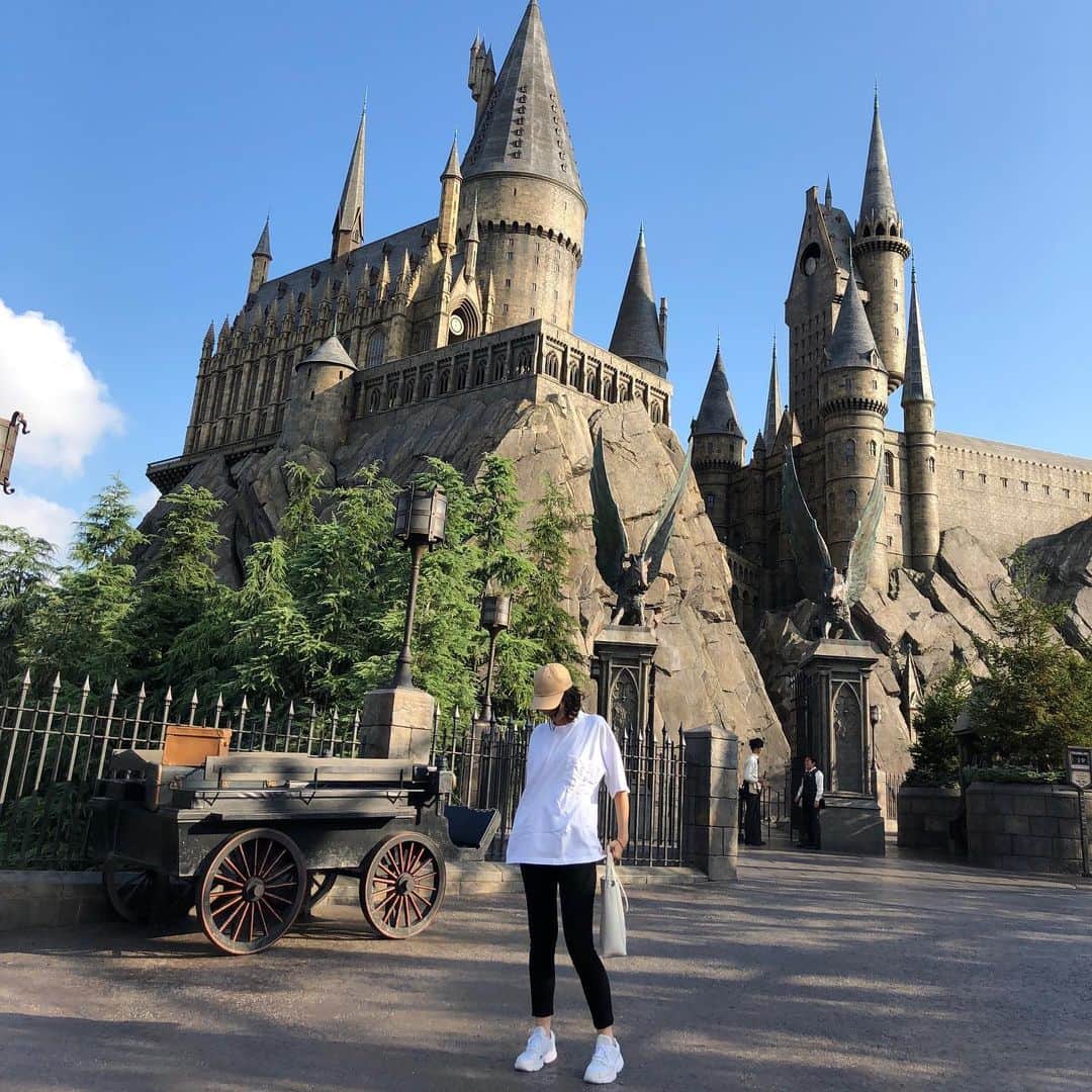 Mameのインスタグラム：「DAY2.白のビッグTシャツにデニム。 絶叫系アトラクション楽しみたいからパンツで👍 . Tシャツ…#graphpaper  デニム…#uniqlo」