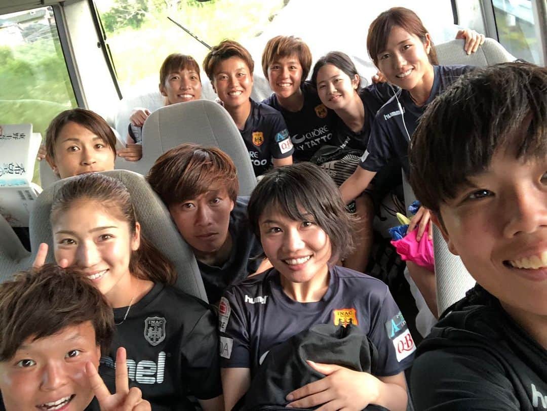 八坂芽依のインスタグラム：「和歌山キャンプ🏕⚽️ 始まりました〜！！！ リーグ後半戦に向けて頑張ります！ . 練習中雨もパラパラと降ったり 練習後には虹が出てました☺️ . 同部屋たじさん、よろしく❤️❤️笑 いつも一緒だ笑  #INAC神戸」