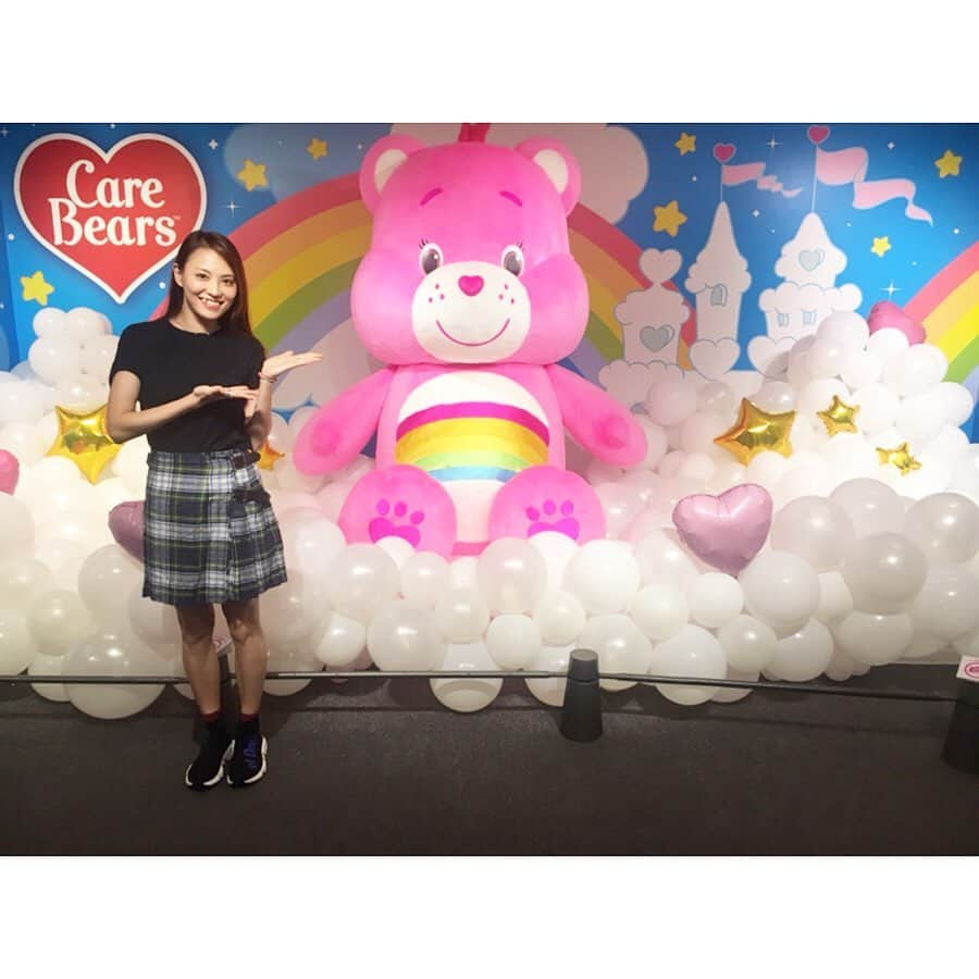 田野アサミさんのインスタグラム写真 - (田野アサミInstagram)「Care Bears❤️🌈☀️。﻿ 仕事終わりに高校生の時好きでグッズとか集めていたケアベア展へ サッ！！と1人で行ってきた。笑﻿ ﻿ 『ケアベア™展 ～ 心ときめくカラフルワールド 』﻿ ﻿ ときめいた....😭✨🌈☀️。﻿ 懐かしいなぁ〜と1人で会場に居た私にフォトスポット📷に居た係のお姉さんが、写真を撮ってくれました❤️。﻿ たまらなくカラフルだから﻿ たまらなく元気を貰えました。﻿ ﻿ ケアベア達は色とお腹のマークもそれぞれ皆違って﻿ 皆ステキな意味をもつテディベア達🧸なんです👏🏻✨私はオレンジのお腹に☀️のマークのついたファンシャインベアと紫💟色のハーモニーベアがお気に入り♡！﻿ #ケアベア展#carebears#田野アサミ#ケアアサミ﻿」8月13日 20時27分 - tano_asami