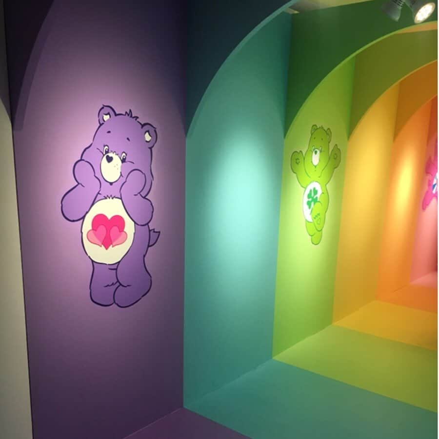 田野アサミさんのインスタグラム写真 - (田野アサミInstagram)「Care Bears❤️🌈☀️。﻿ 仕事終わりに高校生の時好きでグッズとか集めていたケアベア展へ サッ！！と1人で行ってきた。笑﻿ ﻿ 『ケアベア™展 ～ 心ときめくカラフルワールド 』﻿ ﻿ ときめいた....😭✨🌈☀️。﻿ 懐かしいなぁ〜と1人で会場に居た私にフォトスポット📷に居た係のお姉さんが、写真を撮ってくれました❤️。﻿ たまらなくカラフルだから﻿ たまらなく元気を貰えました。﻿ ﻿ ケアベア達は色とお腹のマークもそれぞれ皆違って﻿ 皆ステキな意味をもつテディベア達🧸なんです👏🏻✨私はオレンジのお腹に☀️のマークのついたファンシャインベアと紫💟色のハーモニーベアがお気に入り♡！﻿ #ケアベア展#carebears#田野アサミ#ケアアサミ﻿」8月13日 20時27分 - tano_asami